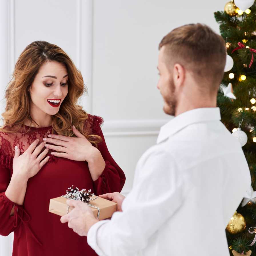 גבר מעניק לאישה מופתעת מתנה