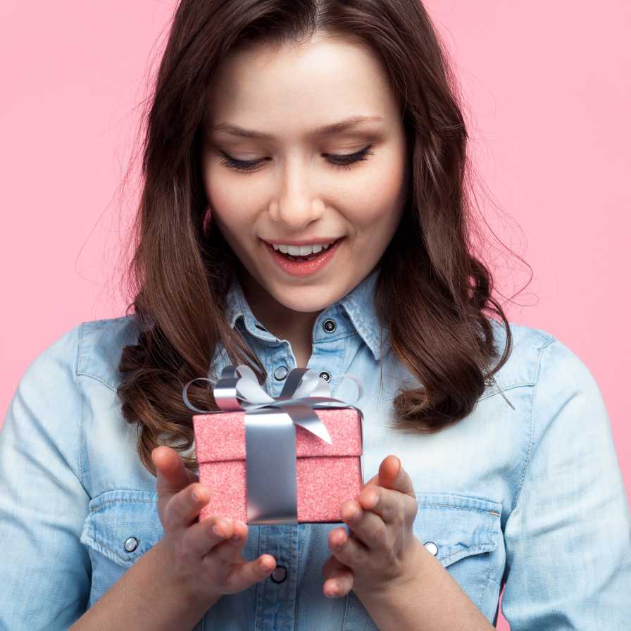 אישה שמחה לקבל מתנה ארוזה יפה