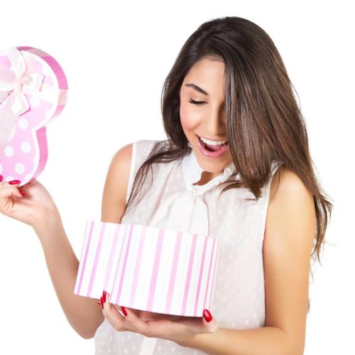 אישה מופתעת משמחה פותחת קופסת מתנה